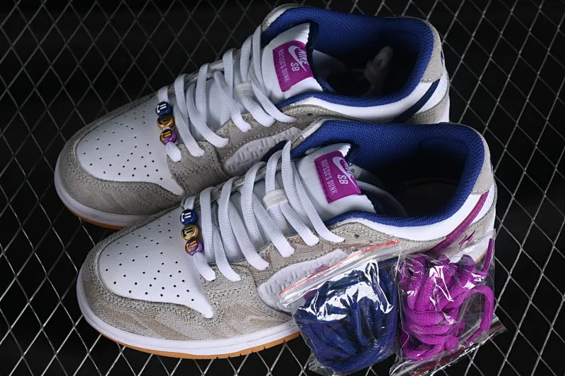 All Categories Nk SB Dunk Series Nk SB Dunk Low Low-top sneakers Cost-effective version Rayssa Leal x Nk SB Dunk Low Brazilian skateboarding goddess joint model SB low-top casual sneakers FZ5251-001